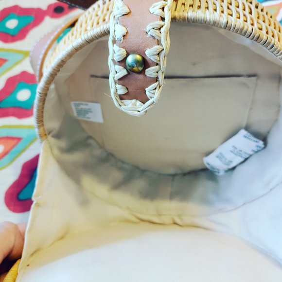 Snap Closure Straw Circle Tote Handbag with Black Tassle - Picture 4 of 4